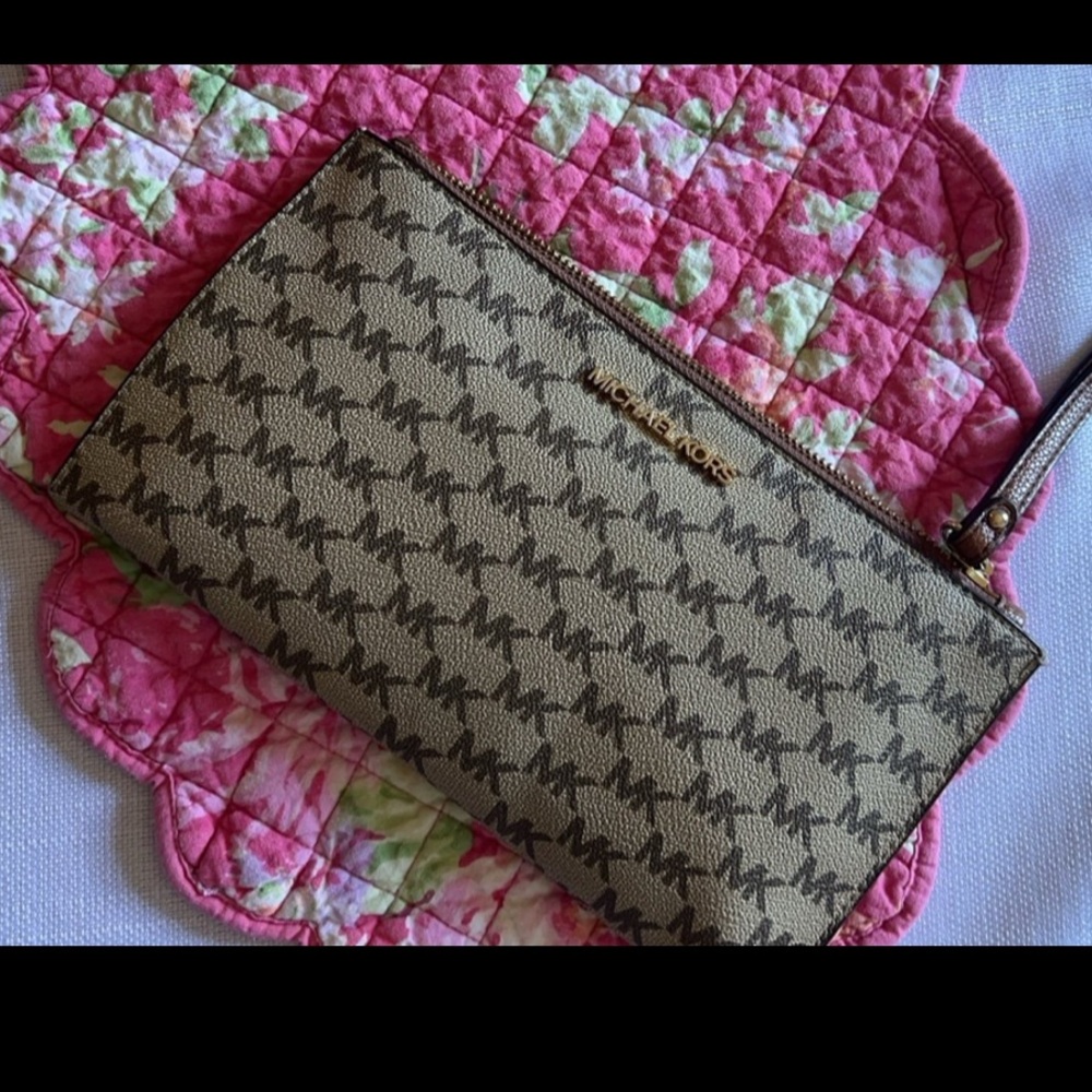 Michael kors wristlet